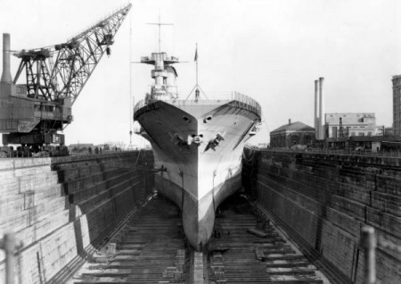 USS LEXINGTON CV-2 v suchém doku 3, South Boston, 12. ledna 1928. Foto: NHC.